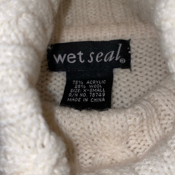 Sleeveless Turtleneck Sweater - Picture 5 of 5